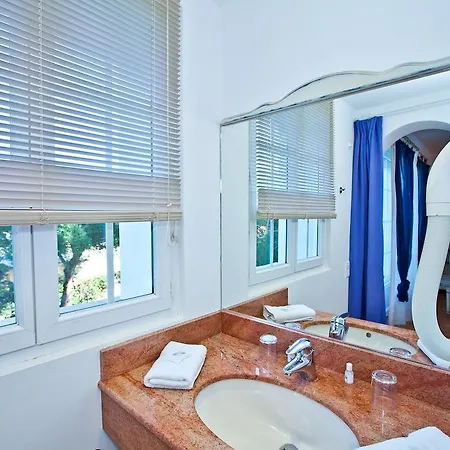 Hoteliere La Pinede Bleue Hotel *